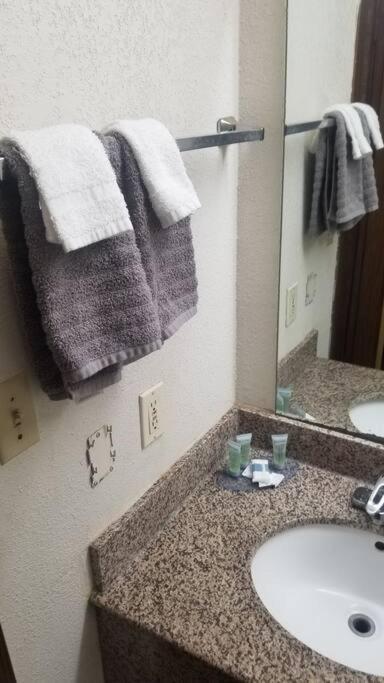 Osu Queen Hotel Room 118 Booking Stillwater Eksteriør billede